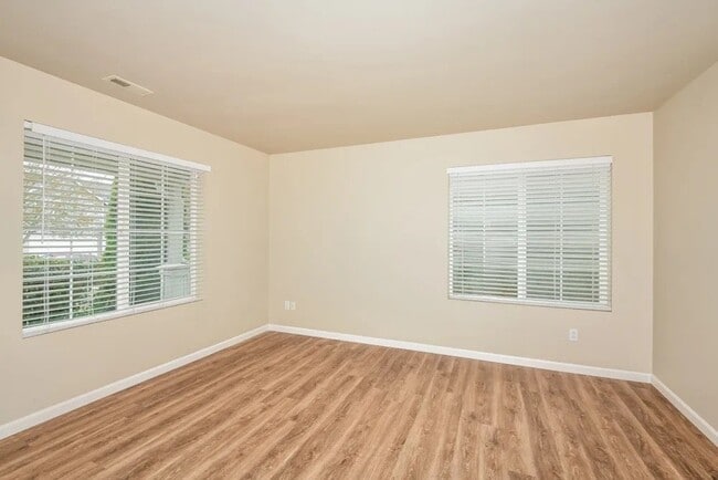 5018 200th St Ct E in Spanaway, WA - Foto de edificio - Building Photo