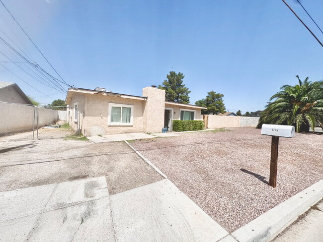 1725 S Lucerne St in Las Vegas, NV - Building Photo - Building Photo