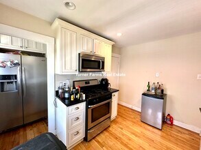 56 Gordon St, Unit 2 in Somerville, MA - Foto de edificio - Building Photo