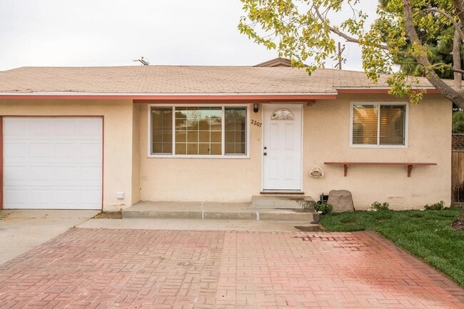 property at 2207 E Daily Dr
