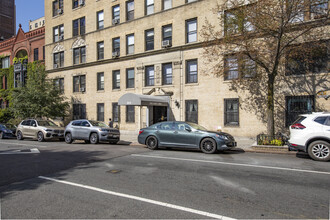 243 W 70th St in New York, NY - Building Photo - Building Photo