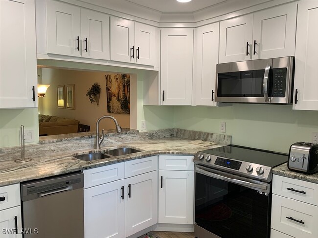 1747 Pebble Beach Dr in Ft. Myers, FL - Foto de edificio - Building Photo