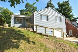 135 Elmont St in Pittsburgh, PA - Building Photo