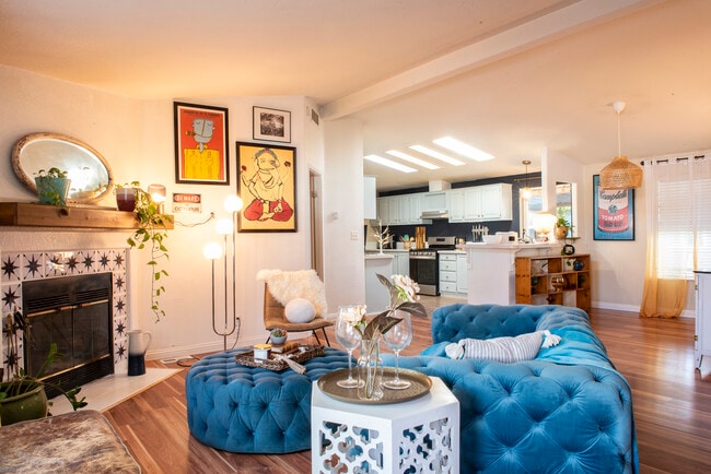 3360 N Topanga Canyon Blvd in Topanga, CA - Foto de edificio - Building Photo