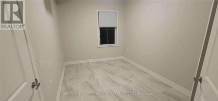 32 Wellington St E in Aurora, ON - Building Photo - Building Photo