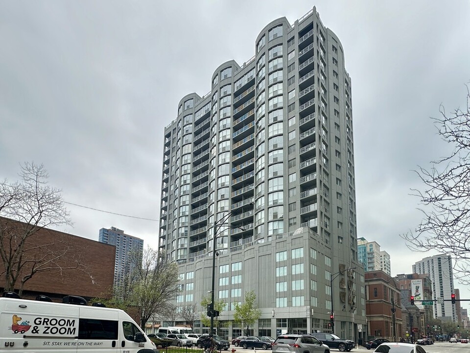600 N Dearborn St in Chicago, IL - Building Photo