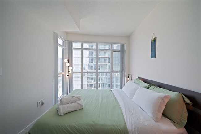 2708 Puente de Luz in Toronto, ON - Building Photo - Building Photo