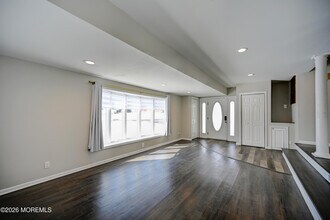 17 Thomas Rd in East Brunswick, NJ - Building Photo - Building Photo