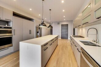 1708 W Cermak Rd, Unit 3W in Chicago, IL - Building Photo - Building Photo