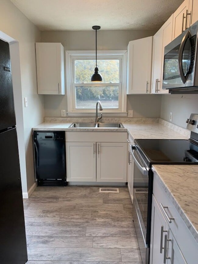 13147 Lee Ave in Stony Creek, VA - Building Photo - Building Photo