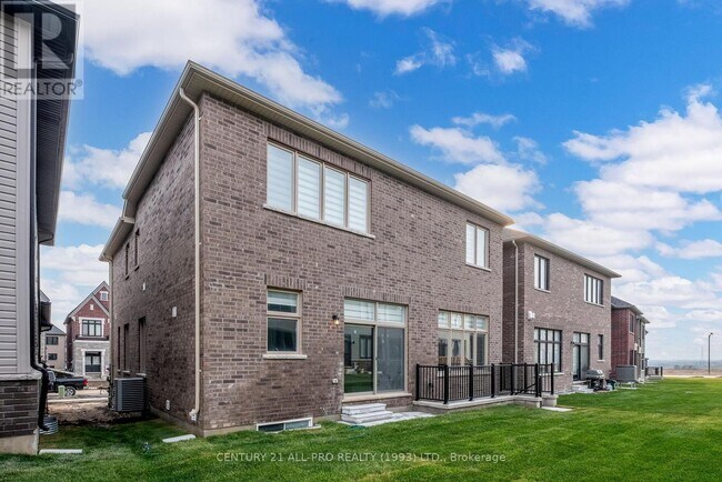 1040 Suddard Ave in Oshawa, ON - Building Photo - Building Photo