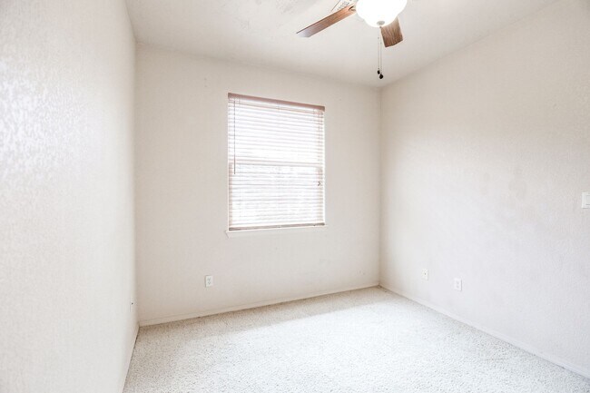 3 Bedroom 2 Bathroom plus Office in Alamogordo, NM - Building Photo - Building Photo