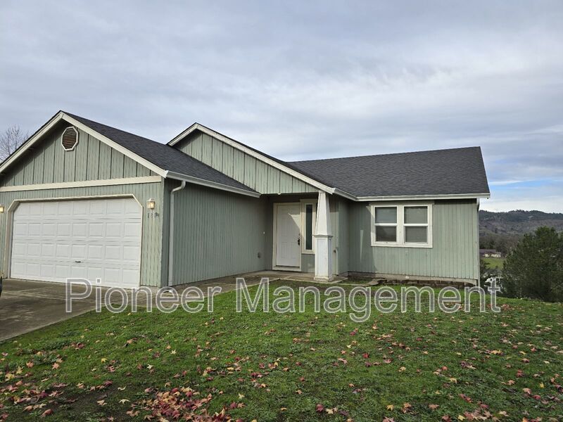 180 Umpqua View Dr in Roseburg, OR - Building Photo