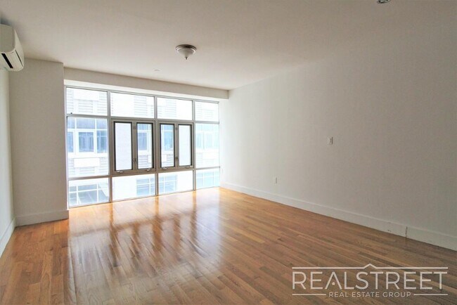 LUXURY LOFT in Queens! in Queens, NY - Building Photo - Building Photo