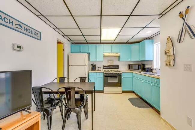 1006 Newton St in Irving, NY - Building Photo - Building Photo
