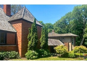 250 Bushaway Rd in Wayzata, MN - Building Photo - Building Photo