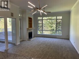 3629 Deercrest Dr in North Vancouver, BC - Building Photo