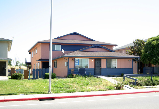 1406 Sycamore Dr in Antioch, CA - Foto de edificio - Building Photo