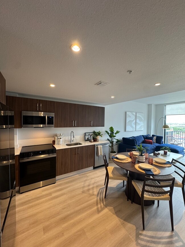 3711 NW 11th St, Unit A4 in Miami, FL - Building Photo - Building Photo