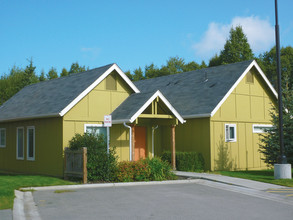 Strawberry Village Apartments in Anchorage, AK - Foto de edificio - Building Photo