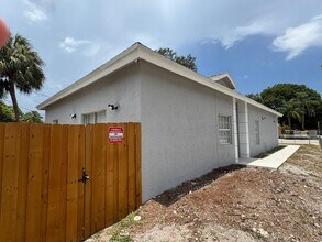 890 NW 25th Ave in Fort Lauderdale, FL - Building Photo - Building Photo
