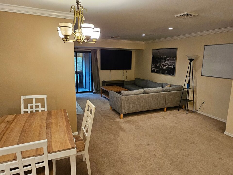 423 Shawmont Ave in Philadelphia, PA - Building Photo