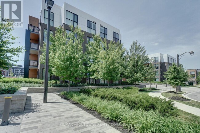 150 Sabina Dr in Oakville, ON - Building Photo - Building Photo