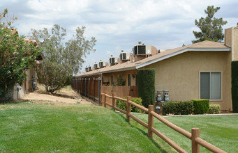 Desert Oasis Apartments in Hesperia, CA - Foto de edificio - Building Photo