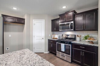 1353 N Sandy Creek Cir in Nixa, MO - Building Photo - Building Photo