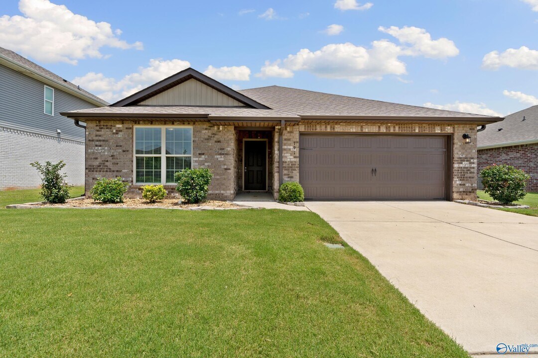 191 Cherry Laurel Dr in Hazel Green, AL - Building Photo