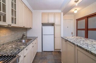 25-10 31st Ave in Queens, NY - Building Photo