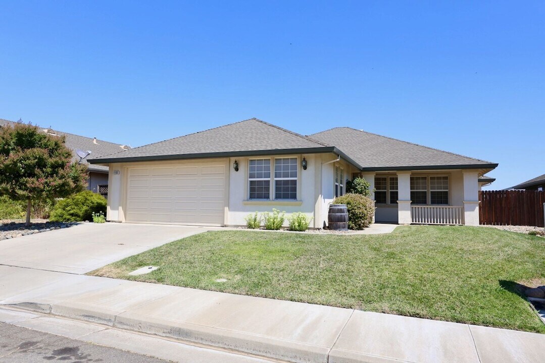 1103 Roosevelt Ave in Winters, CA - Foto de edificio
