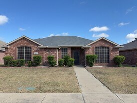 2333 Cedarwood Dr in Lancaster, TX - Building Photo