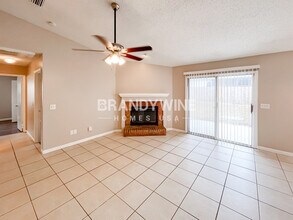 8055 International Village Dr in Jacksonville, FL - Foto de edificio - Building Photo