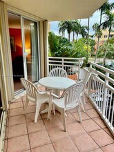 16690 Blatt Blvd in Weston, FL - Foto de edificio - Building Photo