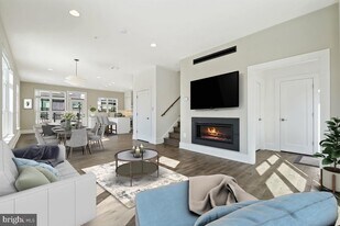 11300 Emerald Park Rd in Potomac, MD - Building Photo