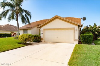 22179 Seashore Cir in Estero, FL - Foto de edificio - Building Photo