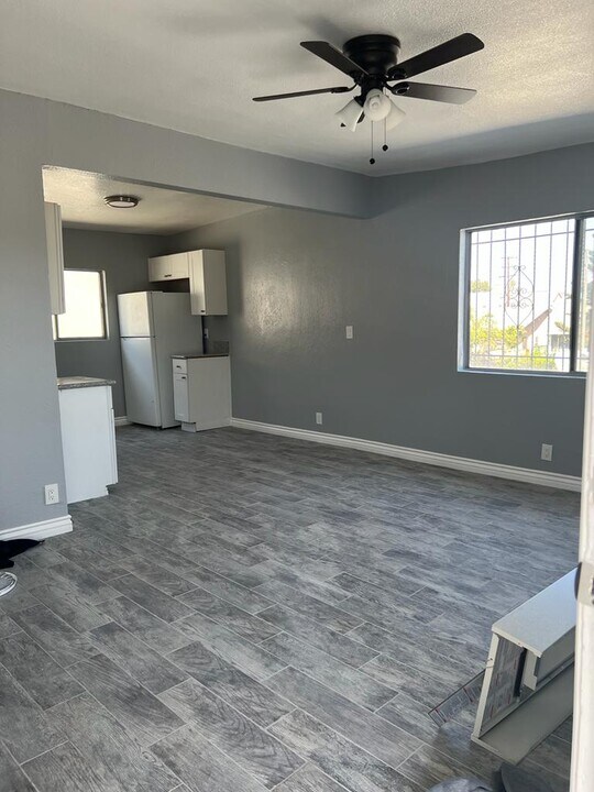 120 W 73RD ST in Los Angeles, CA - Building Photo