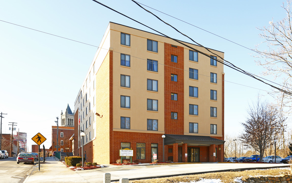 Beeson Court in Uniontown, PA - Building Photo