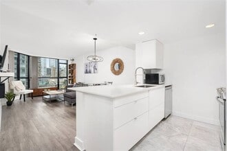 888 Hamilton St in Vancouver, BC - Building Photo - Building Photo