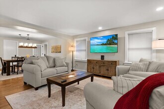 29 Versailles Ave in Portsmouth, NH - Building Photo - Building Photo