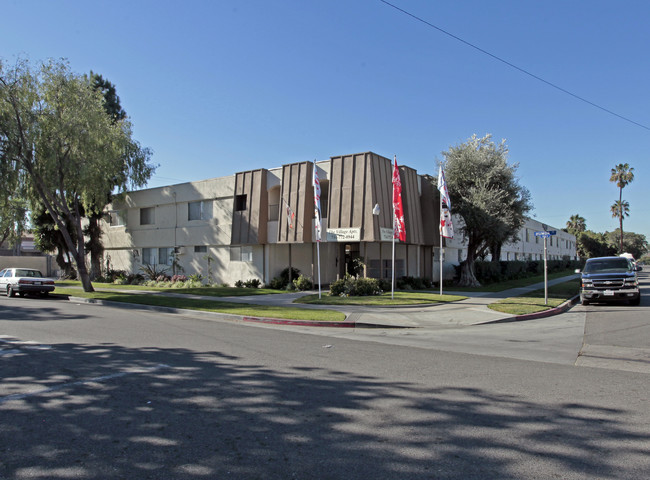 The Village Apartments in Anaheim, CA - Foto de edificio - Building Photo