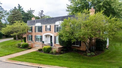 150 E Long Lake Rd in Bloomfield Hills, MI - Building Photo - Building Photo