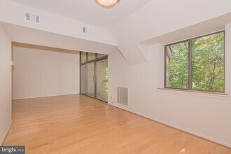1665 Parkcrest Cir in Reston, VA - Building Photo - Building Photo