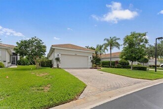 8541 Peppertree Way in Naples, FL - Foto de edificio - Building Photo