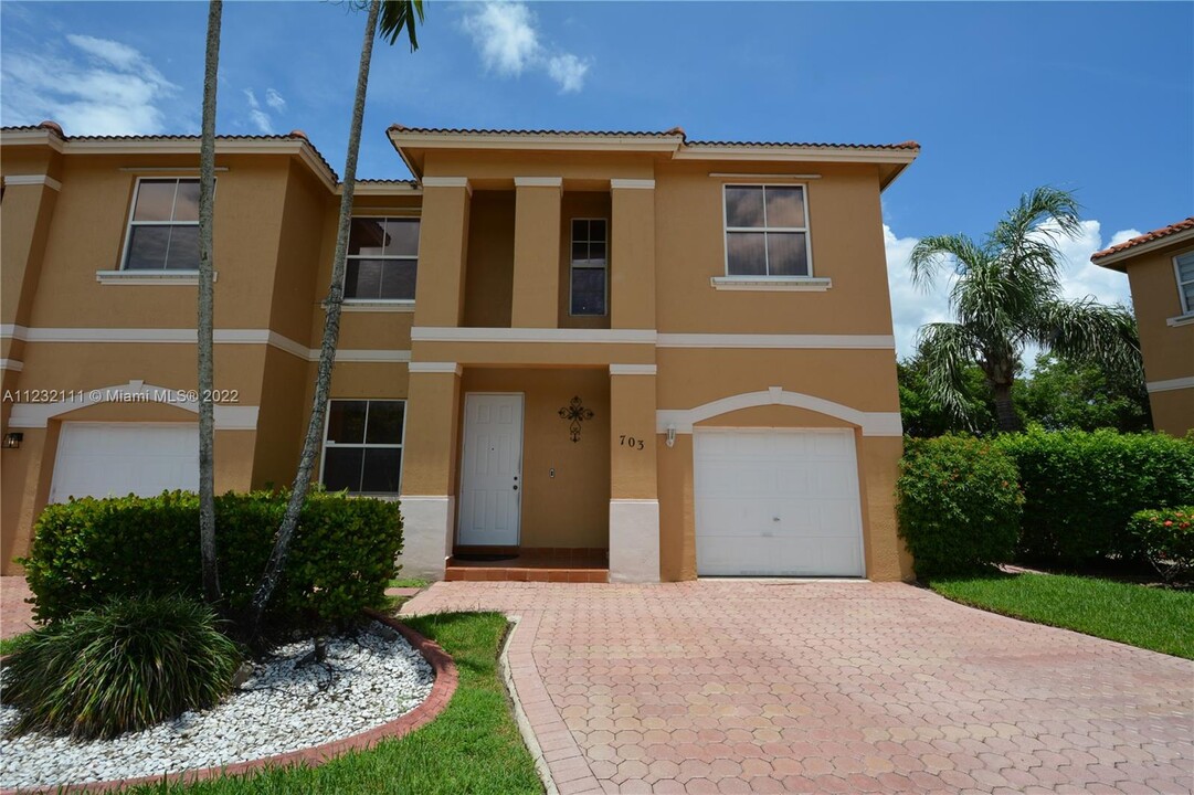 703 NW 135th Ave in Pembroke Pines, FL - Building Photo