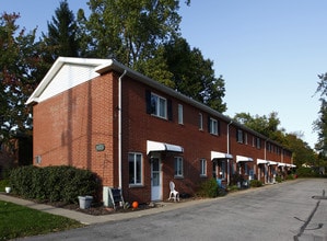 Hilltop Apartments and Townhomes in Kirtland, OH - Foto de edificio - Building Photo