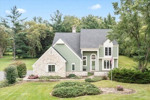 38W199 Heatherfield Dr in Elgin, IL - Building Photo