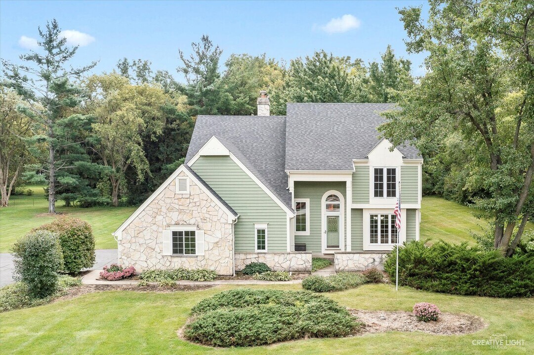 38W199 Heatherfield Dr in Elgin, IL - Building Photo