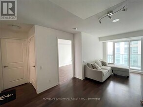 17 Anndale Dr in Toronto, ON - Building Photo - Building Photo